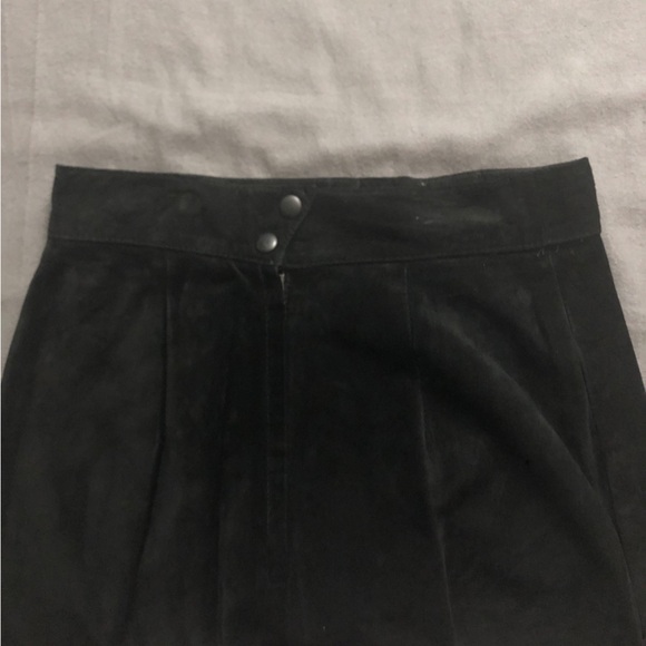Danier Suede Leather Pencil Skirt, BLACK, Size M/10, back vent, Gun Metal Snaps - Picture 3 of 7